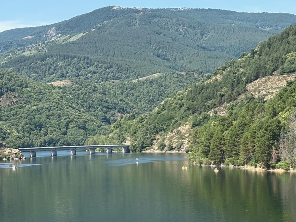 lac et canoë vu des locations du clos du lac de Villefort